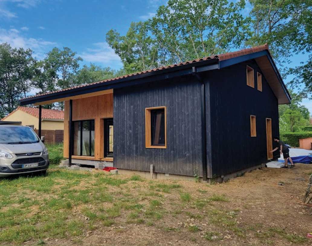 Maison en bois bardage bois brulé