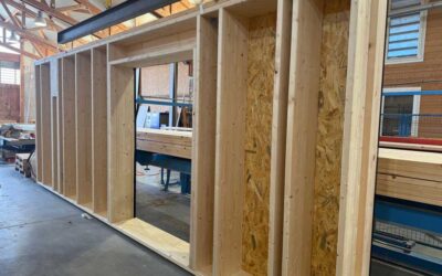 La charpente traditionnelle, notre métier ! Les murs ossature bois isolés en bottes de paille aussi !